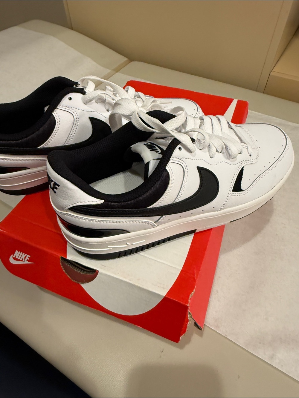 Nike Women’s Gamma Force Sneakers Size 8.5 DX9176-100 White/Black Leather Low - Picture 5 of 9